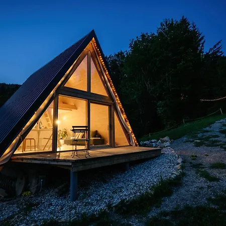 Cozy A-frame Retreat Near Ljubljana With Hot Tub בקתה *