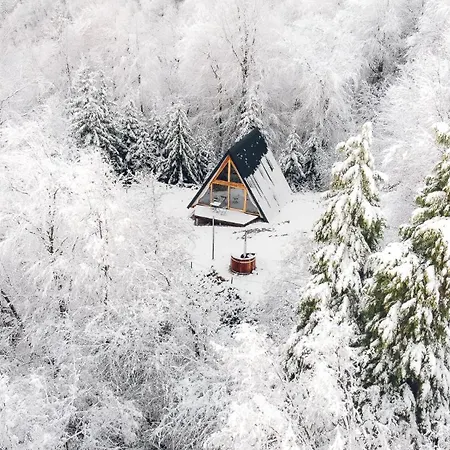 Cozy A-frame Retreat Near Ljubljana With Hot Tub בקתה *